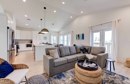 Port Aransas House | Sunshine on Nine: New Build w/Private Heated Pool, Golf Cart Access & Near Beach