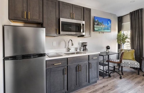 Middletown Condo | Sunshine Retreat: Cozy and Warm Studio