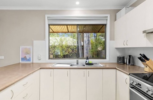 Sunshine Bay House | Sunshine Retreat - walk to the beach