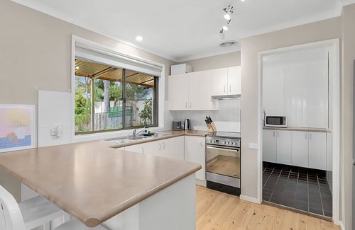 Sunshine Bay House | Sunshine Retreat - walk to the beach