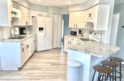 Englewood East House | Sunshine Stay Bungalow- Family Friendly Pool Home - Close to local Beaches