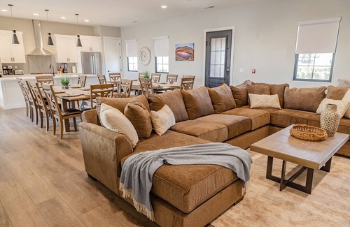 Hurricane House | SUNSHINE VILLA.SLEEPS 30, 8 BR, 8 BA, NEW 2023. Pool/Spa, Super nice and Roomy.
