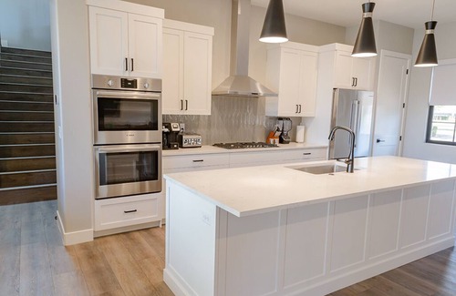 Hurricane House | SUNSHINE VILLA.SLEEPS 30, 8 BR, 8 BA, NEW 2023. Pool/Spa, Super nice and Roomy.