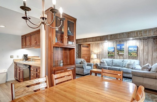 Mammoth Lakes Condo | Sunshine Village 157: Pet Friendly, Centrally Located in Town