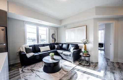 Niagara Falls House | *Sunshine x Falls* A Pristine Stacked Town + Parking
