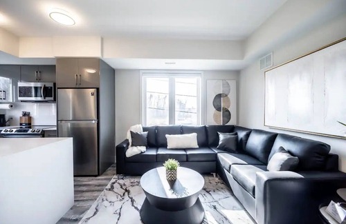 Niagara Falls House | *Sunshine x Falls* A Pristine Stacked Town + Parking