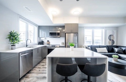 Niagara Falls House | *Sunshine x Falls* A Pristine Stacked Town + Parking