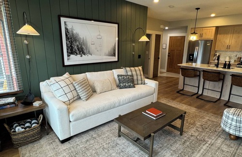 Sun Peaks House | SunSlope | New 2 BR Ski In/Ski Out Designer Home w/EV Charger & Private Hot Tub
