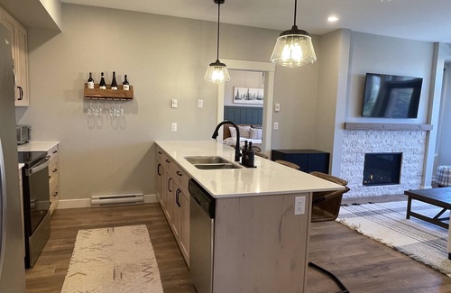 Sun Peaks House | SunSlope | New 2 BR Ski In/Ski Out Designer Home w/EV Charger & Private Hot Tub