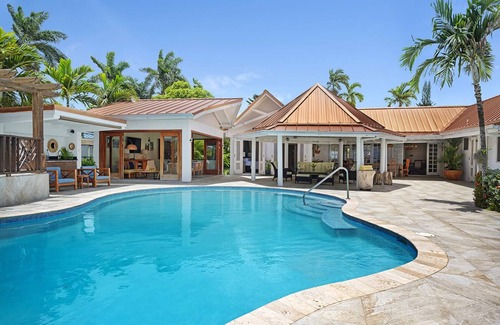 Runaway Bay Villa | Sunspot in Runaway Bay by Personal Villas - Beachfront Bliss! Private Pool
