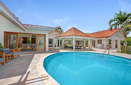 Runaway Bay Villa | Sunspot in Runaway Bay by Personal Villas - Beachfront Bliss! Private Pool
