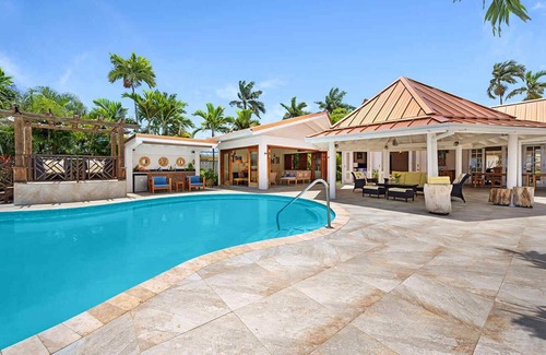 Runaway Bay Villa | Sunspot in Runaway Bay by Personal Villas - Beachfront Bliss! Private Pool