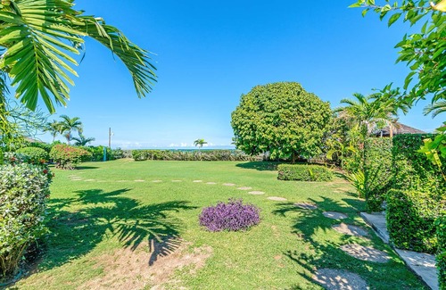 Runaway Bay Villa | Sunspot Villa 4 BEDROOMS Runaway Bay, North Coast Beach