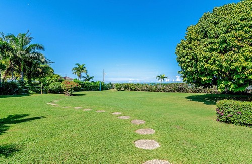 Runaway Bay Villa | Sunspot Villa 4 BEDROOMS Runaway Bay, North Coast Beach