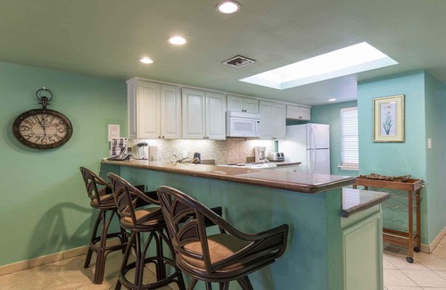 South Padre Island Condo | Suntide II 401 - Beachfront Direct Ocean Views, Private Balcony, Heated Pool, Hot Tub, Beach Access, Walking distance to Dining and Shopping