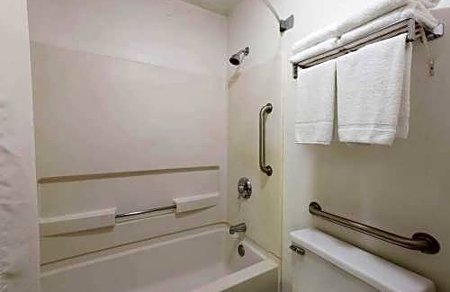 Coshocton Hotel | Super 8 by Wyndham Coshocton Roscoe Village