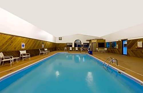 Coshocton Hotel | Super 8 by Wyndham Coshocton Roscoe Village