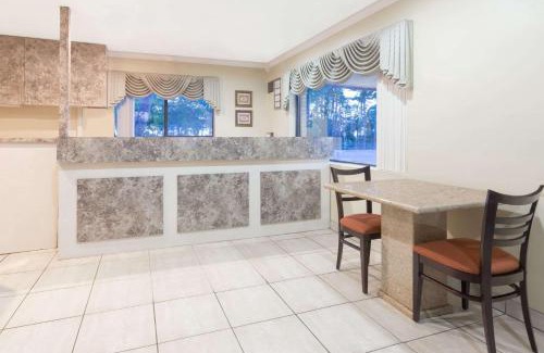 Fort Walton Beach Hotel | Super 8 by Wyndham Ft Walton Beach