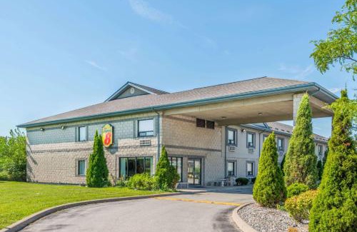 Windsor Hotel | Super 8 by Wyndham Ambassador Bridge Windsor ON