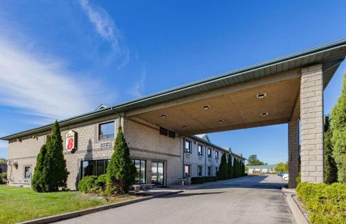 Windsor Hotel | Super 8 by Wyndham Ambassador Bridge Windsor ON