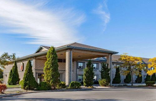 Windsor Hotel | Super 8 by Wyndham Ambassador Bridge Windsor ON