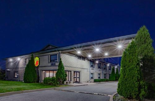 Windsor Hotel | Super 8 by Wyndham Ambassador Bridge Windsor ON