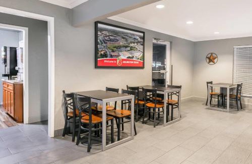 South Arlington Hotel | Super 8 by Wyndham Arlington Near AT&T Stadium