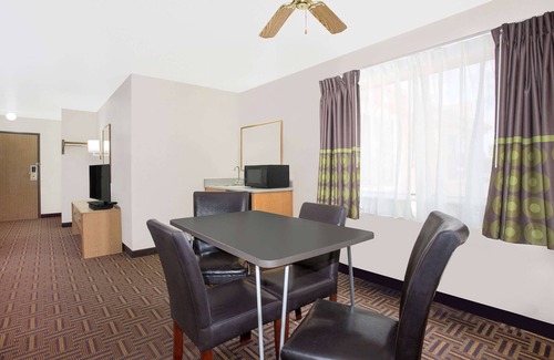 Bloomfield Hotel | Super 8 by Wyndham Bloomfield