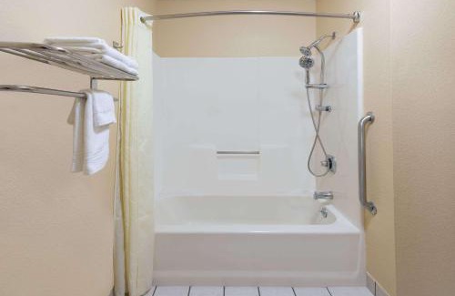 Charleston Hotel | Super 8 by Wyndham Charleston Sikeston East MO