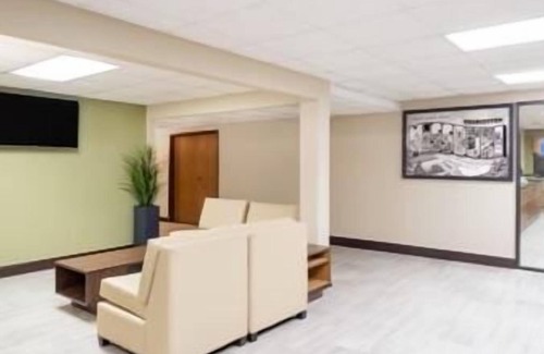 Charleston Hotel | Super 8 by Wyndham Charleston/Sikeston East MO
