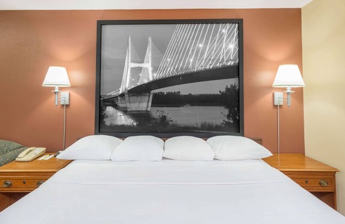 Charleston Hotel | Super 8 by Wyndham Charleston/Sikeston East MO