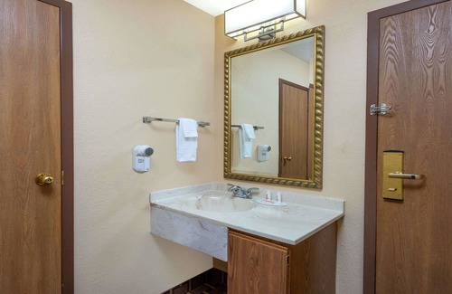 Charleston Hotel | Super 8 by Wyndham Charleston/Sikeston East MO