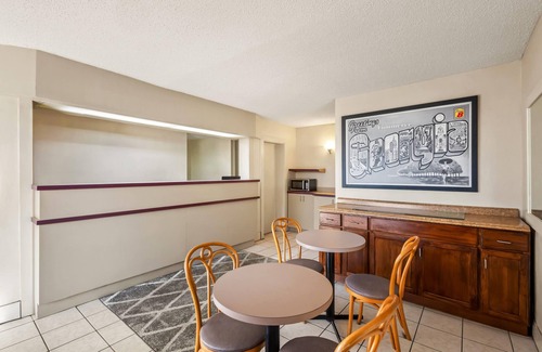 Commerce Hotel | Super 8 by Wyndham Commerce