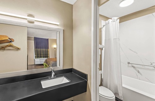 Commerce Hotel | Super 8 by Wyndham Commerce