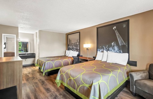 Commerce Hotel | Super 8 by Wyndham Commerce