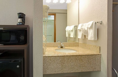 Northeast Park Hill Hotel | Super 8 by Wyndham Denver Stapleton
