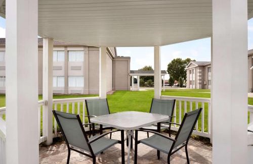 Berwick Hotel | Super 8 by Wyndham Des Moines