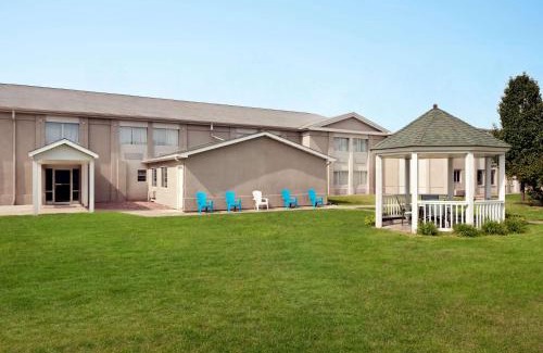 Berwick Hotel | Super 8 by Wyndham Des Moines