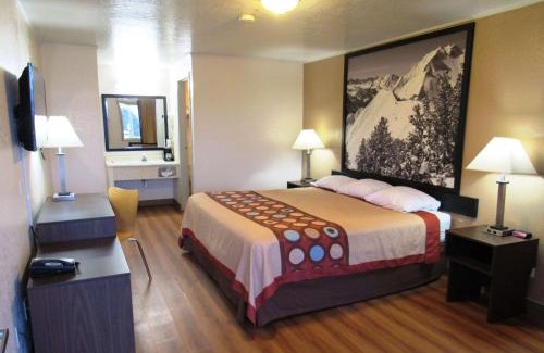 Evanston Hotel | Super 8 by Wyndham Evanston