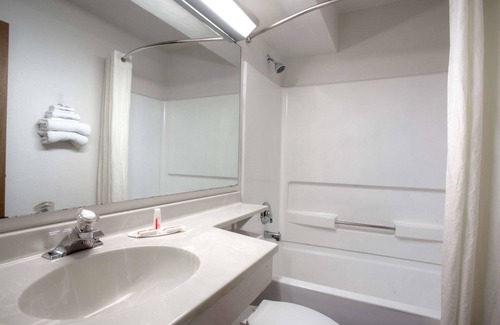 Gainesville Hotel | Super 8 by Wyndham Gainesville I-75 Hospital University Area
