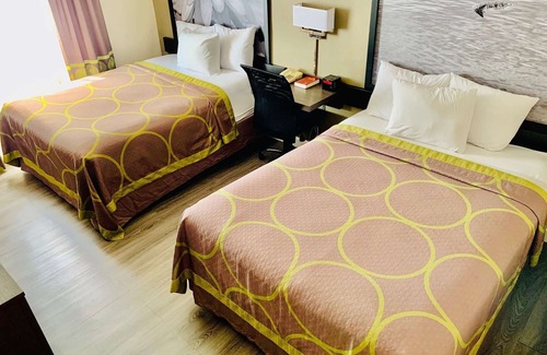 Gainesville Hotel | Super 8 by Wyndham Gainesville I-75 Hospital University Area
