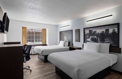 Seven Oaks Hotel | Super 8 by Wyndham Harbison/Parkridge Hospital