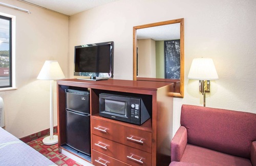 Harrisonburg Hotel | Super 8 by Wyndham Harrisonburg