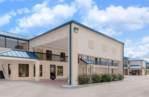 Hattiesburg Hotel | Super 8 by Wyndham Hattiesburg South