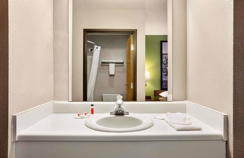 Holton Hotel | Super 8 by Wyndham Holton