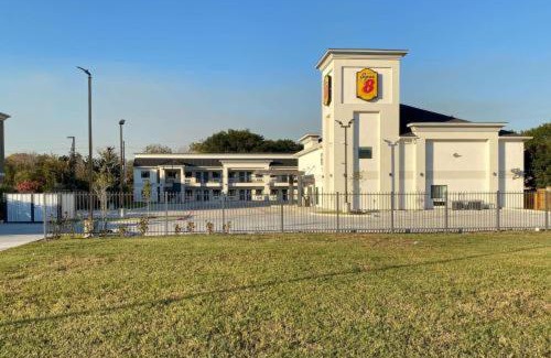 Barker Hotel | Super 8 by Wyndham Houston NW Beltway 8-West Rd