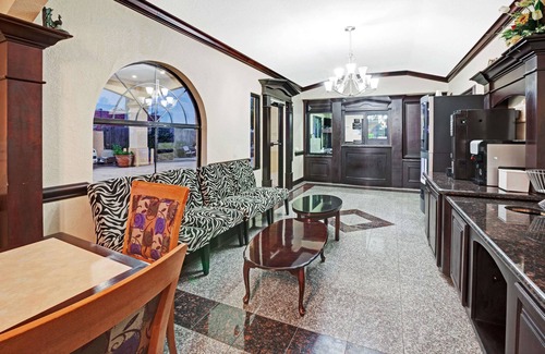 Southbelt/Ellington Hotel | Super 8 by Wyndham Houston Hobby Airport South