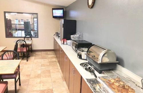 Huron Hotel | Super 8 by Wyndham Huron