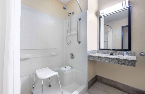 Waldron Hotel | Super 8 by Wyndham Kansas City at Barry Road/Airport