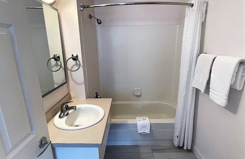 Winfield Hotel | Super 8 by Wyndham Lake Country/Winfield Area